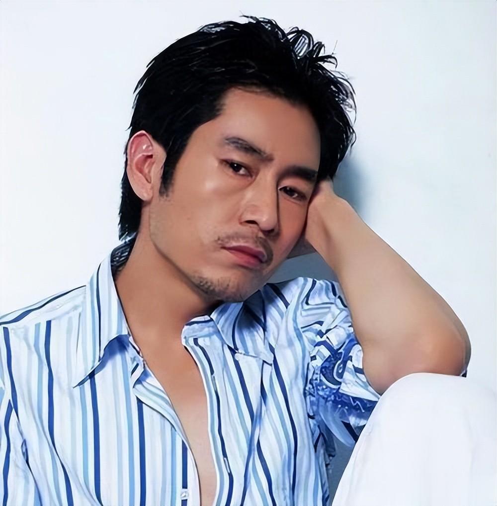 54岁演《大生意人》爆火，如今又父子同台飙戏，17岁儿子比他还帅