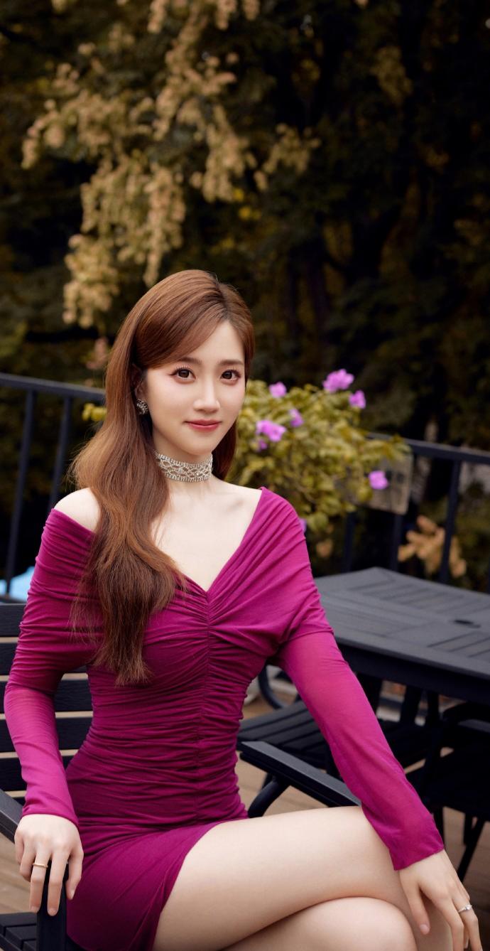 张纯烨 卷发 深V 玫瑰短裙 气质绝佳,这就是粉色恋爱的魅力。