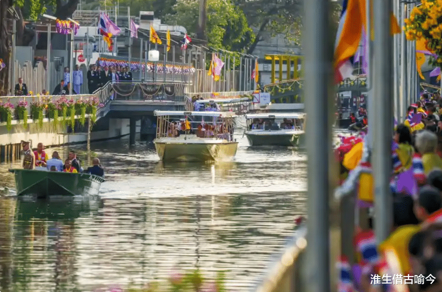 泰王新宠巴帕颂整容脸明显，抱着玛哈爱犬出宫，苏提达都斗不过她