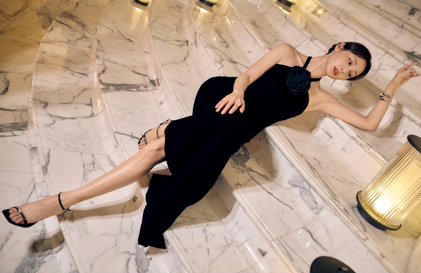 李纯穿黑色抹胸裙美照，清新脱俗，皮肤白皙，颜值超级高 ???。