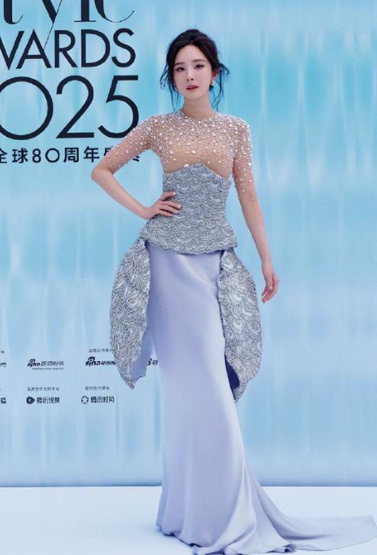 红毯一团乱！代露娃连摔3次,杨幂成雪饼,张予曦吹成\海胆\