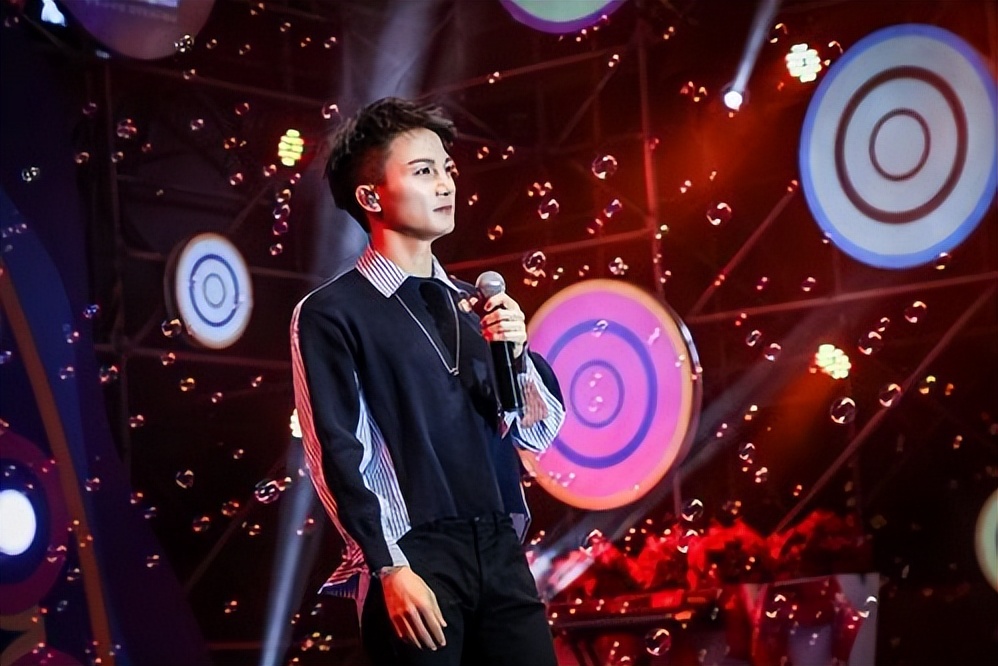 演都不演了?被央视点名仅3天,周深走上大衣哥老路,韩红没说谎