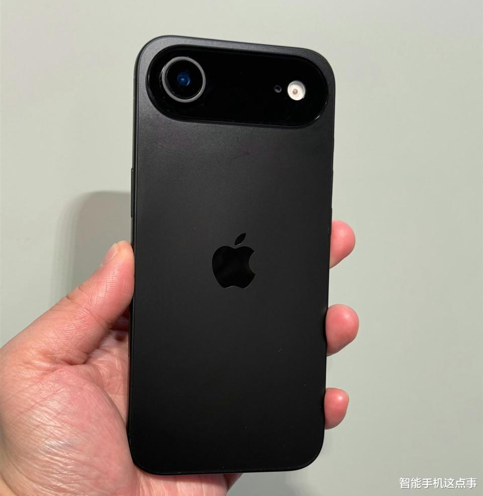 iPhone17 Air再次被確認：前攝挪位+eSIM卡，持續妥協中！