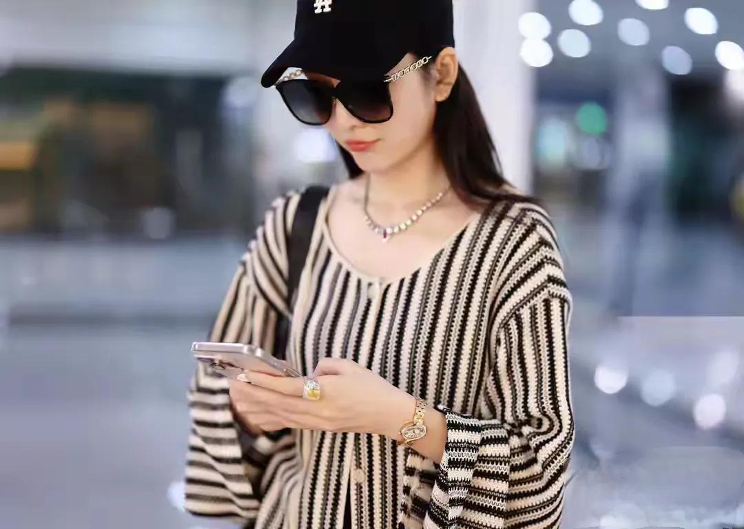 王鸥戴帽子配穿条纹衫，机场造型简约不单调，时尚感藏不住