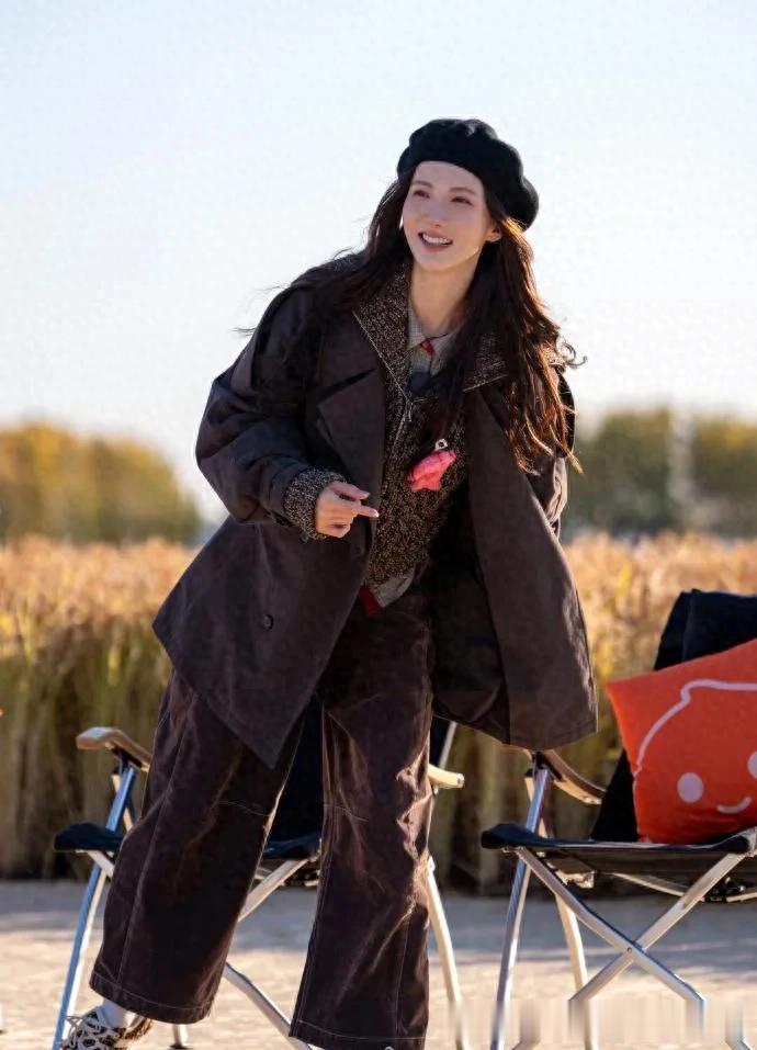 金晨的衣品真是出挑！穿深棕外套+翻领毛衣+阔腿裤，时髦又洋气！