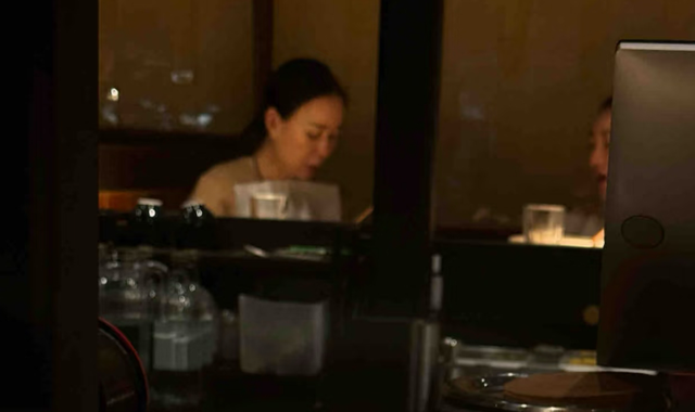 那英在伦敦陪李嫣吃饭，比王菲还贴心，嫣儿笑容满面和阿姨聊天