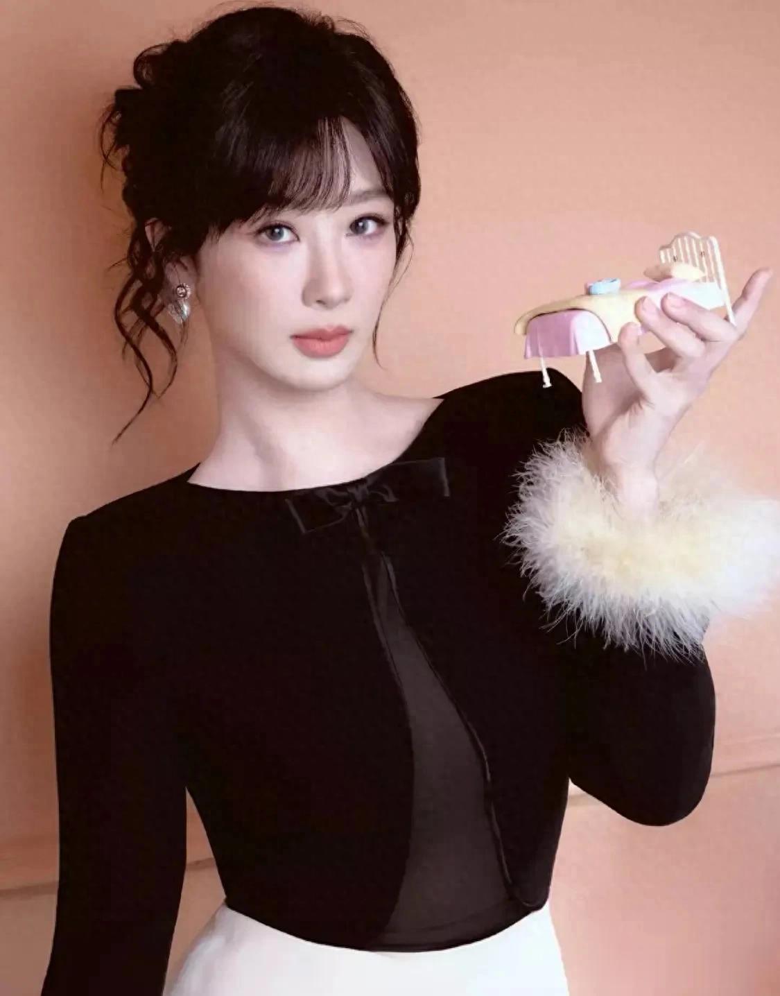 杨紫华伦天奴红毯封神！“华伦千金”上线，黑白长裙美到犯规！