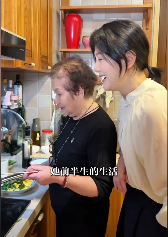 汪涵接岳母长沙同住,杨乐乐带母亲做蛋糕庆节日,祖孙同框好温馨