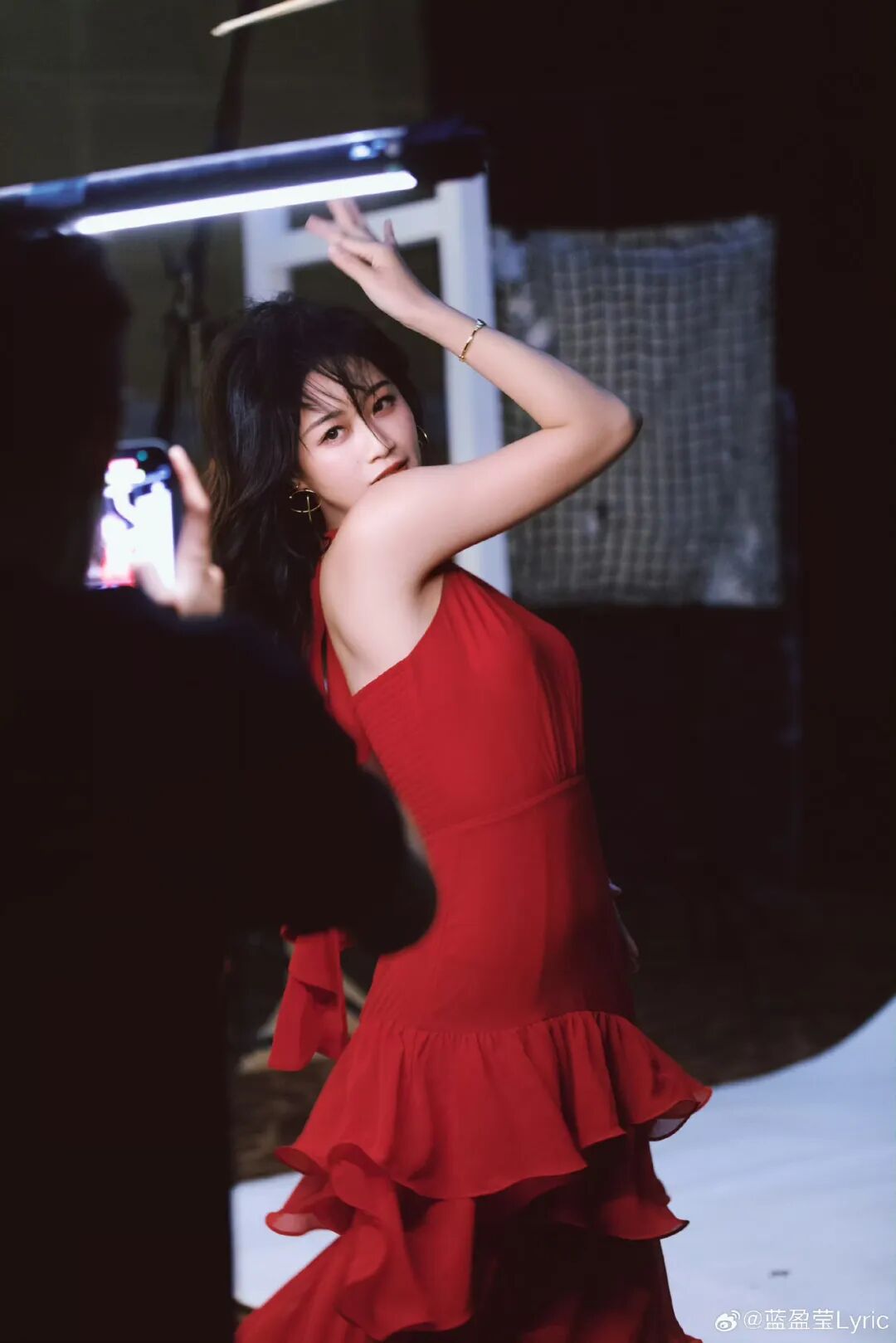 蓝盈莹红裙子 七夕红玫瑰