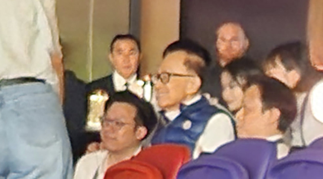 96岁李嘉诚现身看五月天演唱会,有说有笑还打拍子,周凯旋也在场