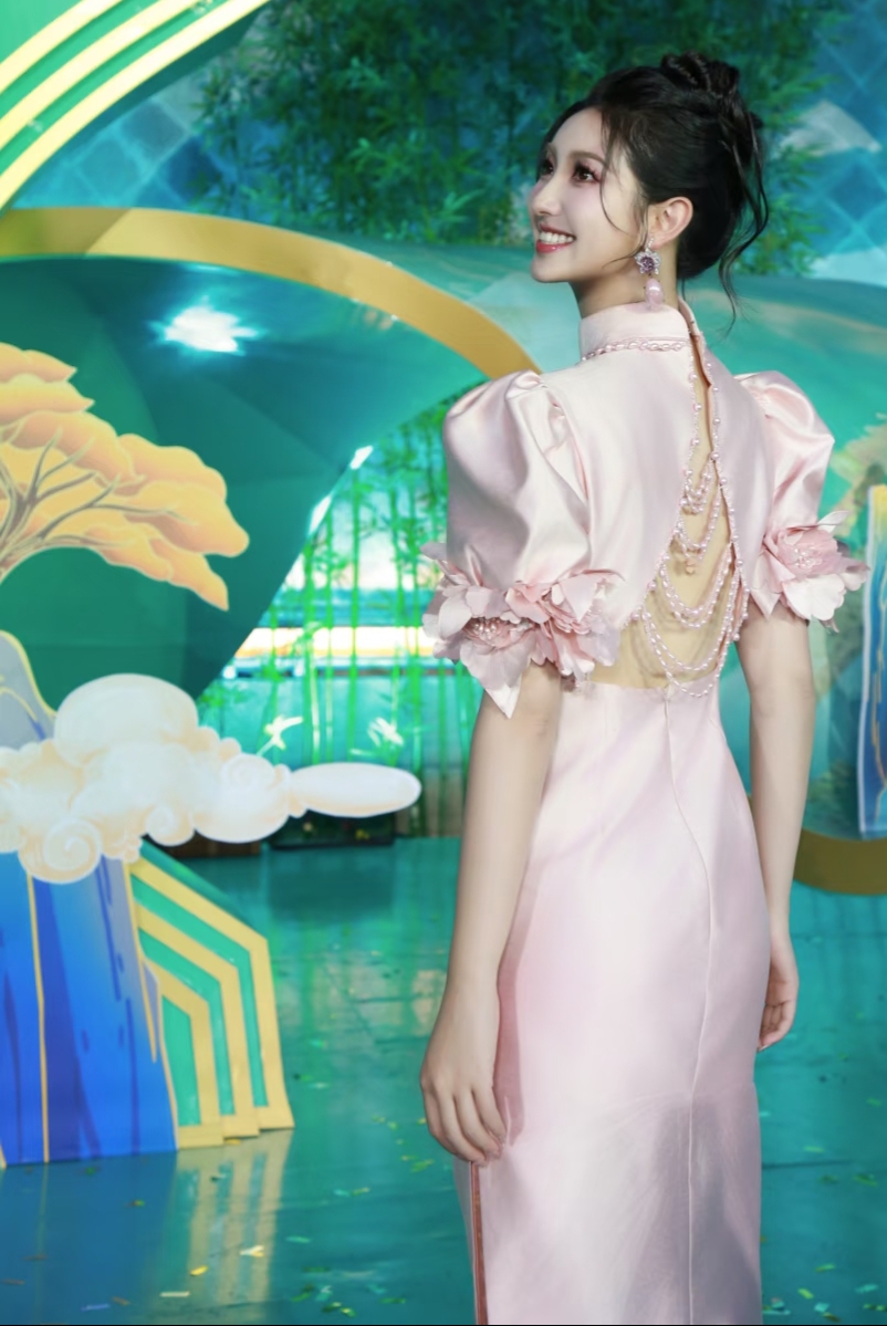 严尚嘉一袭粉色旗袍配古典盘发，《国风超有戏》里美成画中人