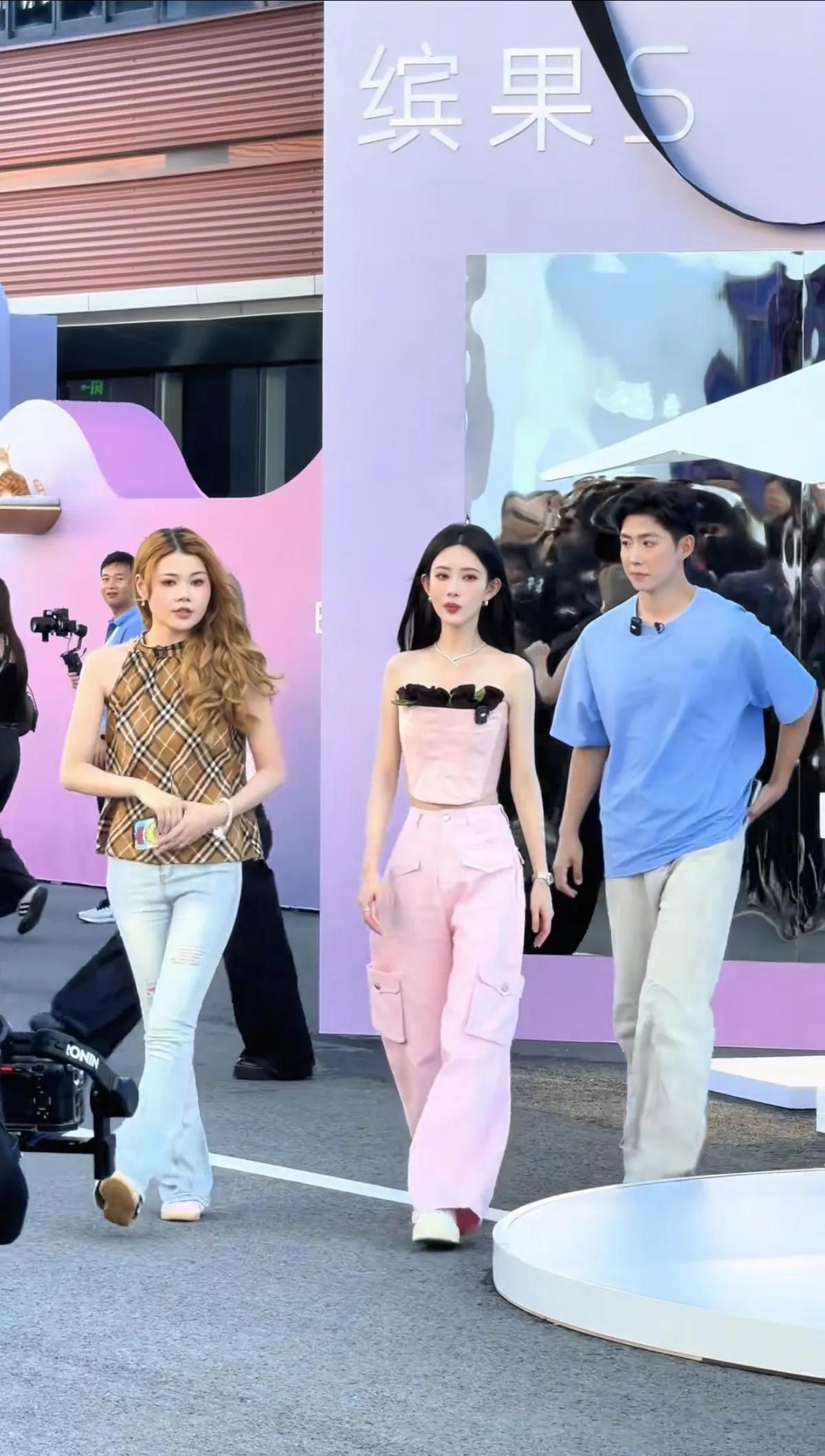 孟子义活动照，也太瘦了吧本人真的超美，果然女明星就是出众啊！