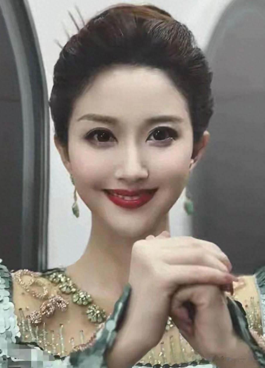 哇塞：主持人刘心悦太漂亮了，身材苗条、五官端正妥妥的靓丽风景