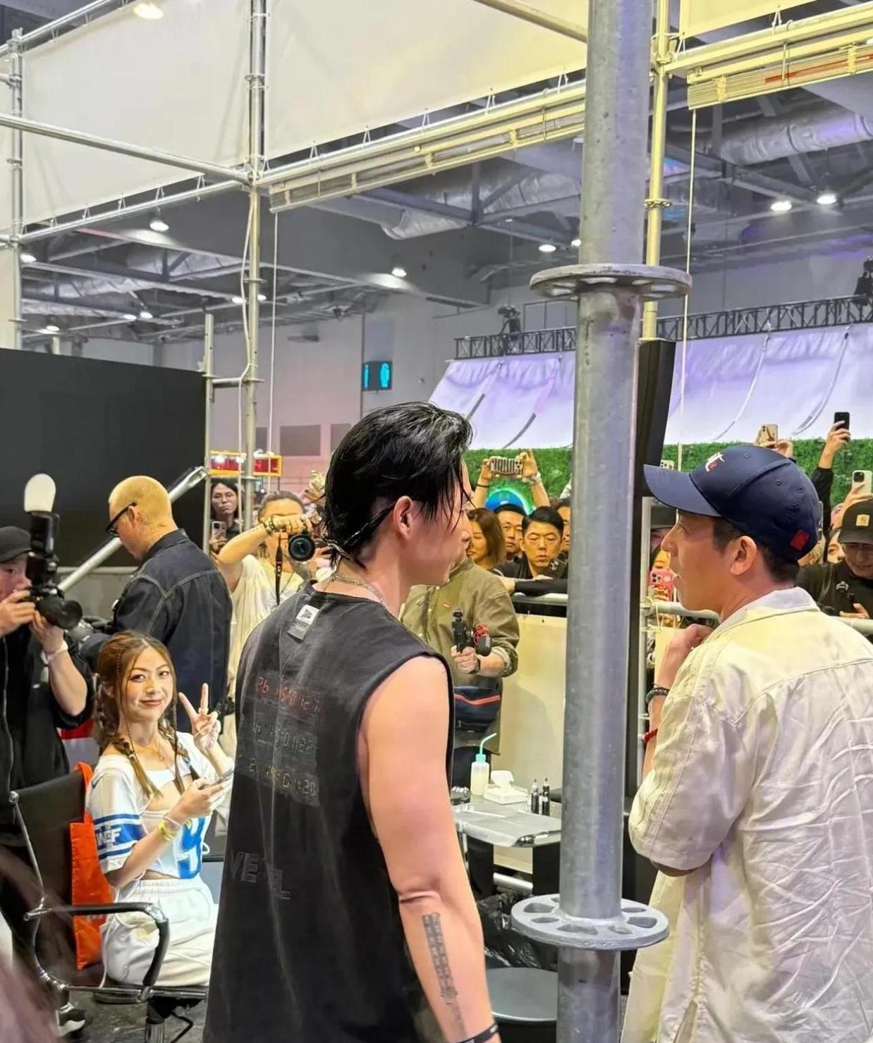 44 岁陈冠希携手 46 岁吴建豪香港亮相，状态对比引发热议