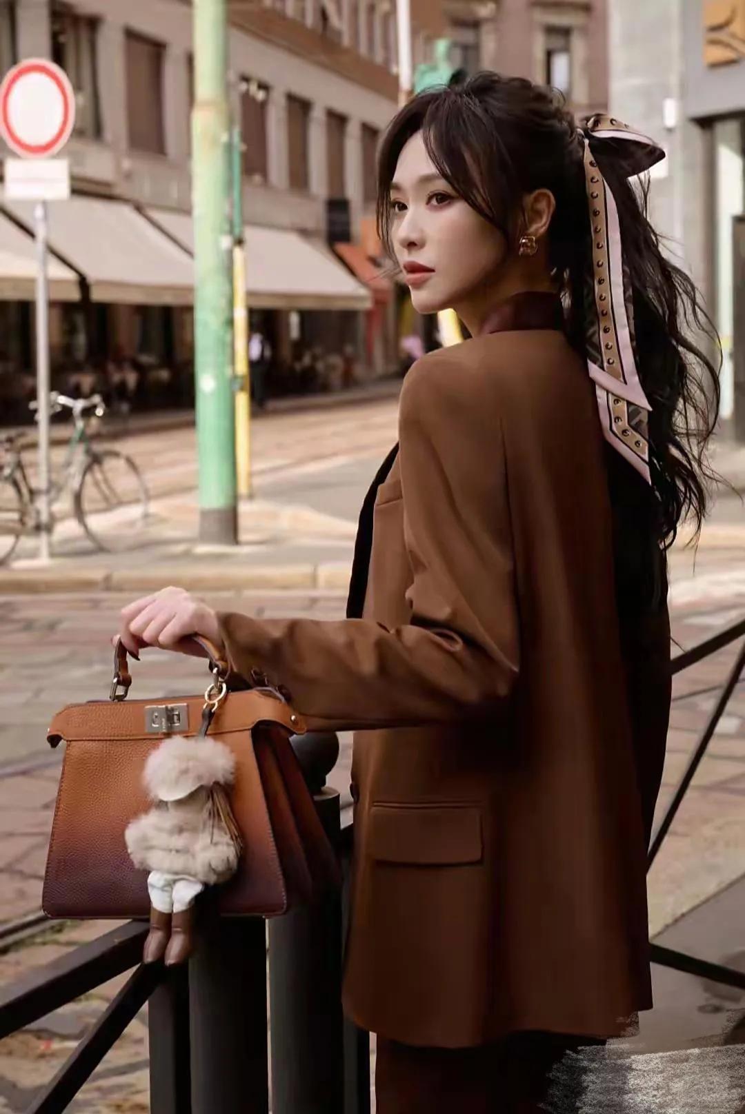 唐嫣一袭焦糖色西装利落大气,搭配带铆钉的丝巾更添精致细节