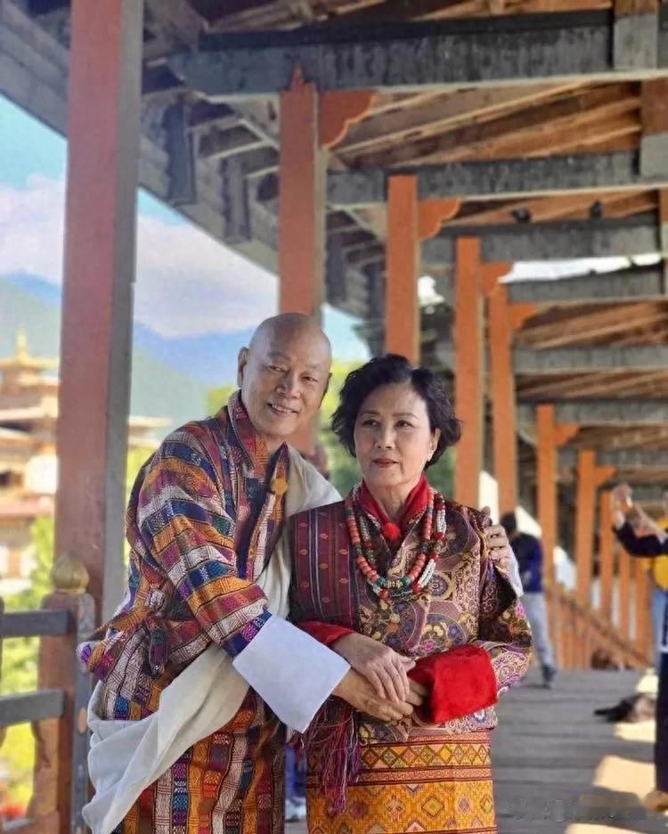 哇塞！汪明荃罗家英不丹补拍婚纱照，相爱36年圆16年婚纱梦