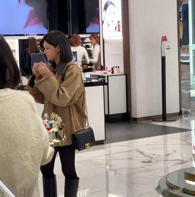 41岁陈妍希独自逛商场，清纯短发嫩回沈佳宜！离婚才是最好的医美