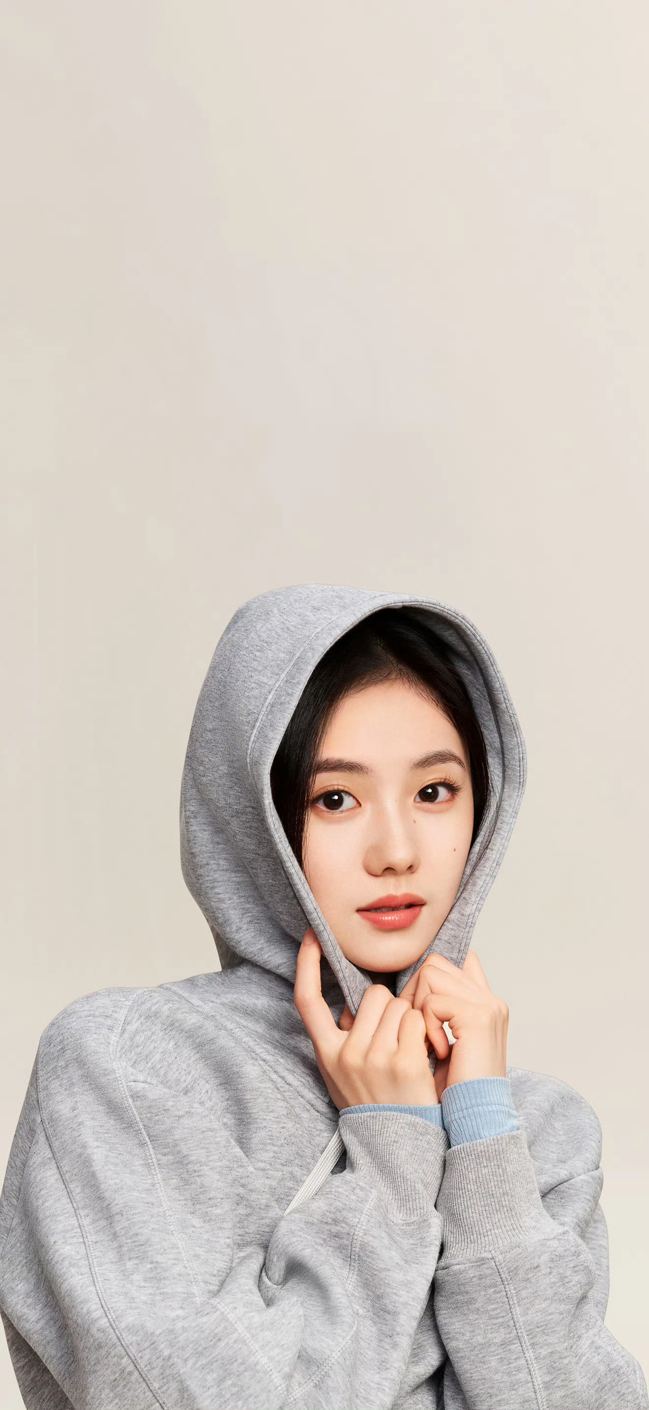 刘浩存红灰撞色短裙 公主头发型造型壁纸美图