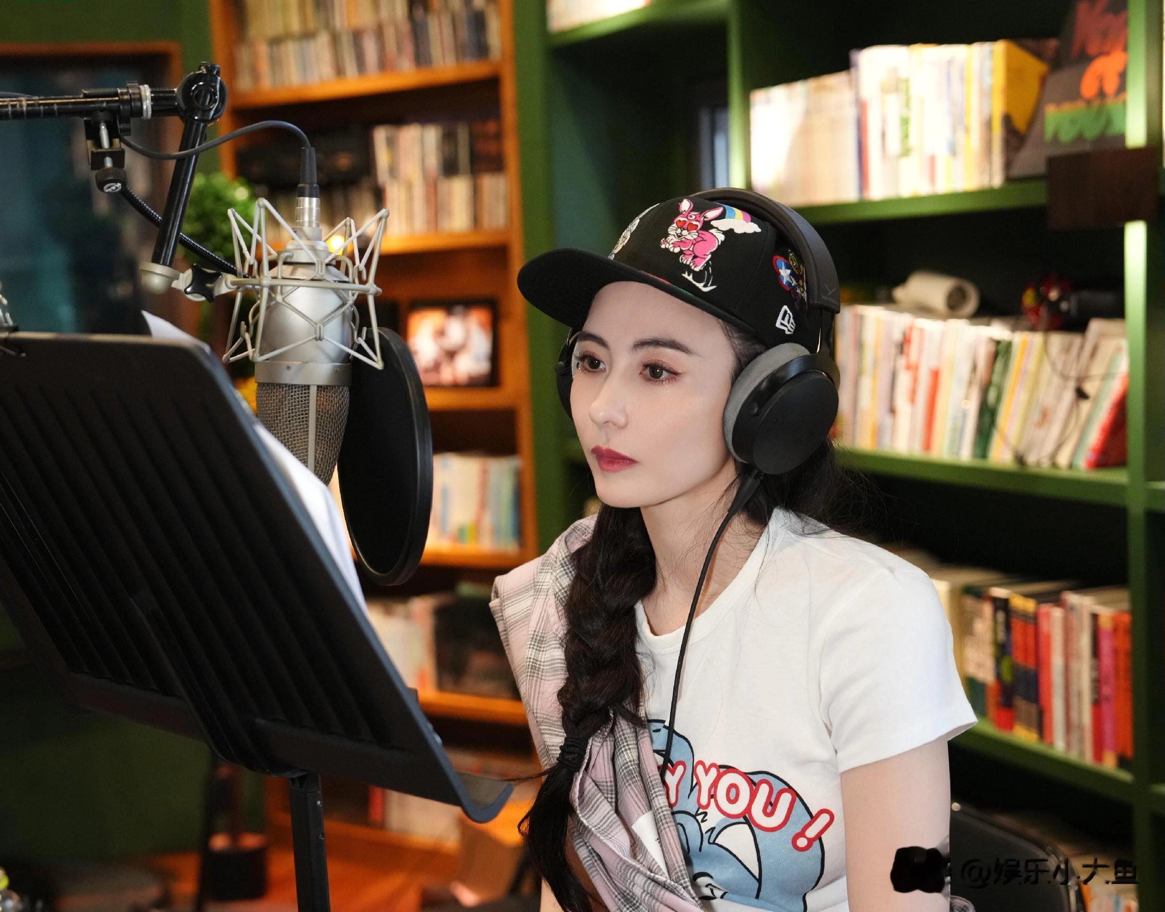 又是被张柏芝美哭的一天!格子衬衫搭配印花牛仔裤,状态好到发光