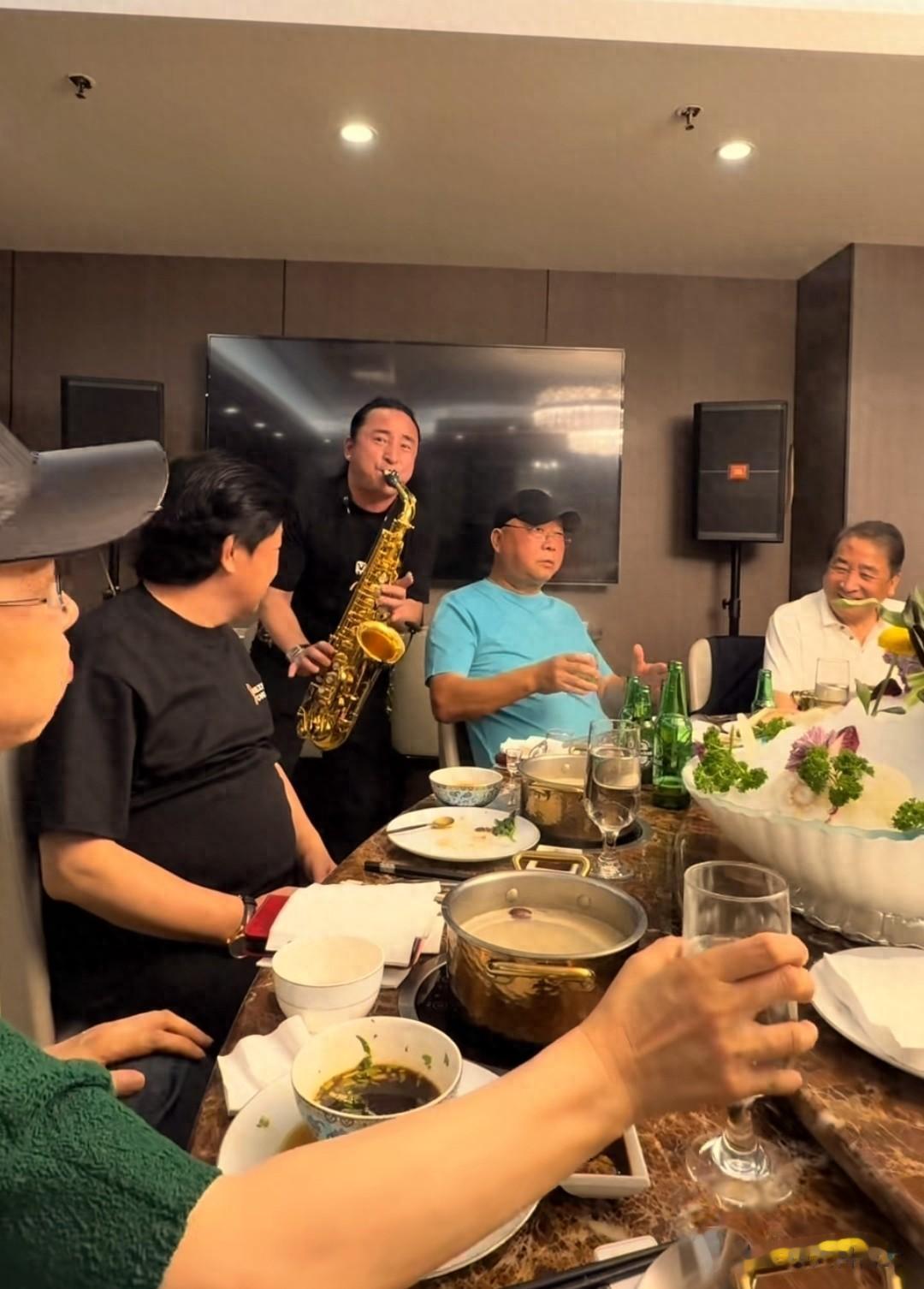 演员姜昆与好友北京聚会,百亿老总作陪,刘家军吹萨克斯助兴