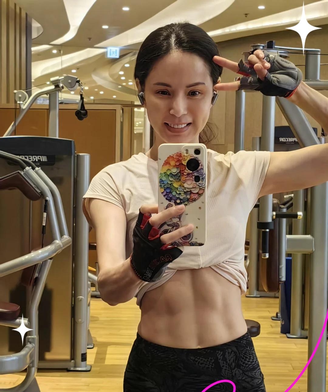 59岁李若彤逛长沙夜市,从街头吃到街尾,小腹马甲线明显,像30岁