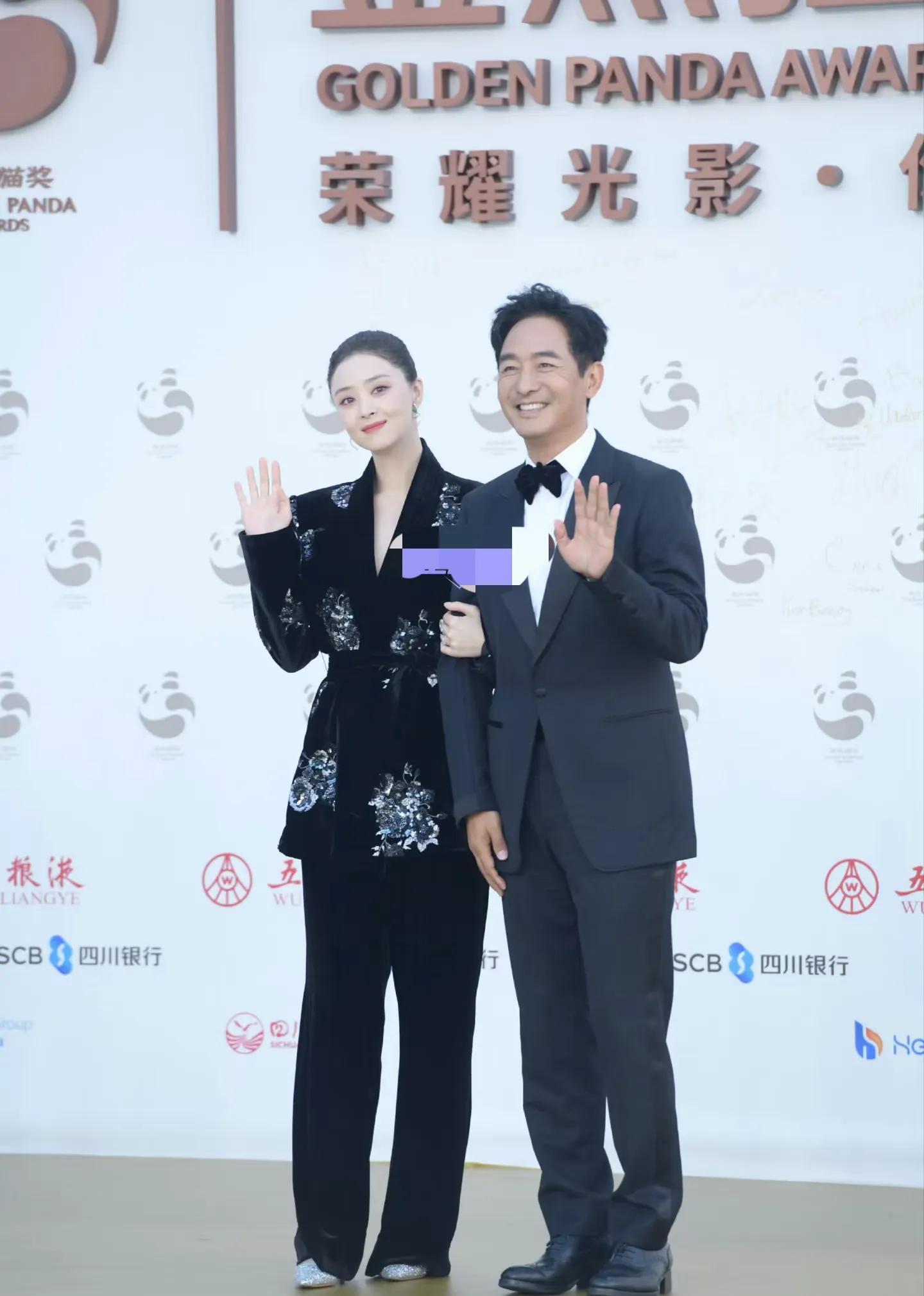 金熊猫奖红毯,唐嫣和佟丽娅精心打扮,却被70岁的赵雅芝抢了风头