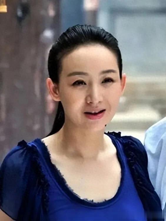 孙楠前妻买红妹今年55岁，皮肤白嫩，前凸后翘，身材依旧饱满紧致