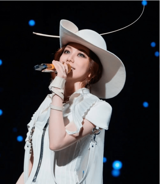 邓紫棋“抓屁股”上热搜：天后也有“凡人”瞬间