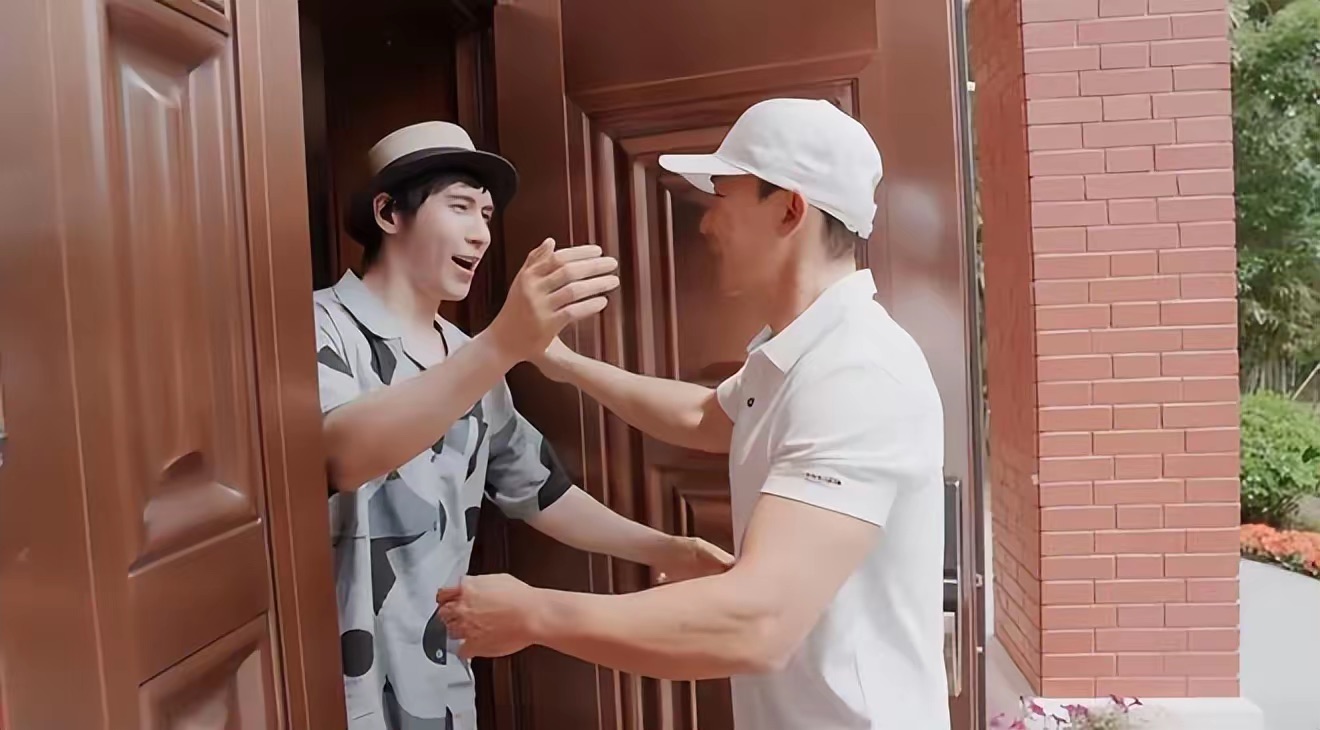 钟丽缇在家招待刘耕宏,3人吃6个菜还亲自喂肥牛,北京豪宅超气派