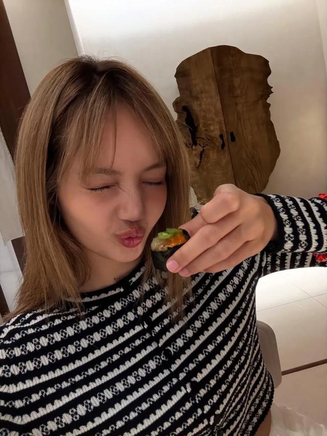 Lisa和LV三公子共赴浪漫晚餐,她戴Labubu发抓好看,她的猫很胖!