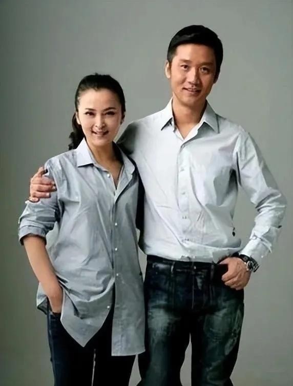 他长得高大帅气,娶黄志忠前妻何音,将继子视如己出,婚后无儿女