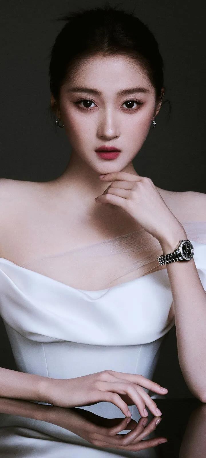 关晓彤颜值不算出众，但大长腿实力抢眼