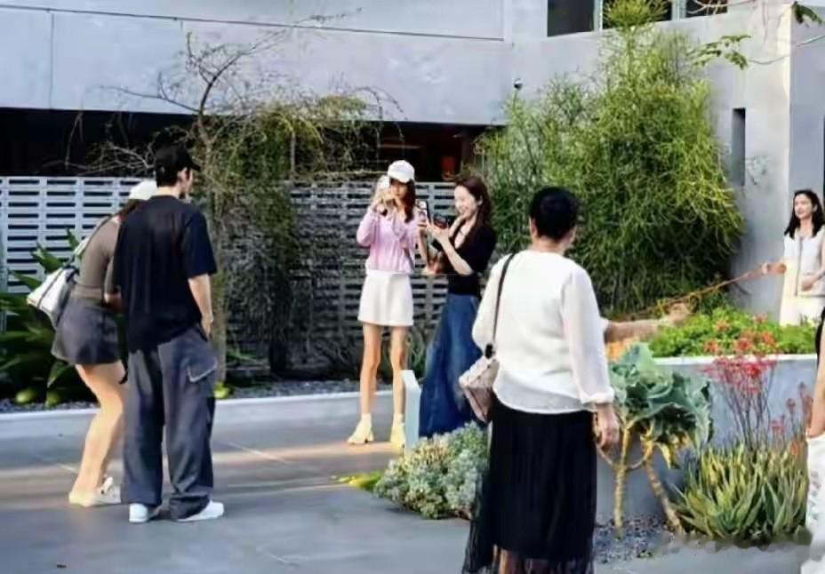 黄晓明董璇佟丽娅三亚偶遇，路人拍照超配合，太接地气了