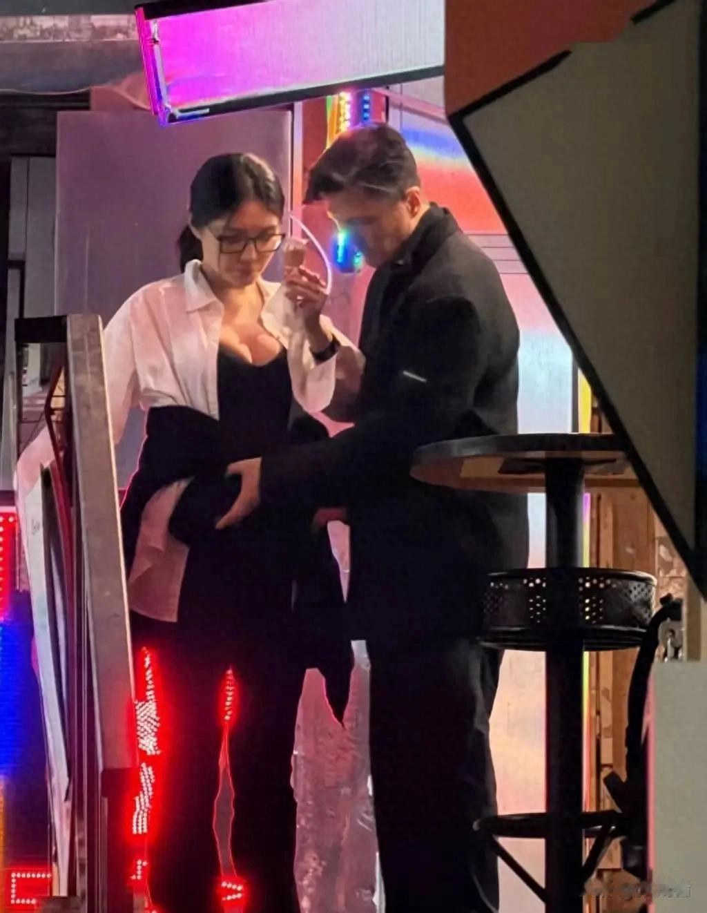 曝徐冬冬疑怀孕！尹子维温柔摸肚子，同吃一个冰淇淋，细节好暖心