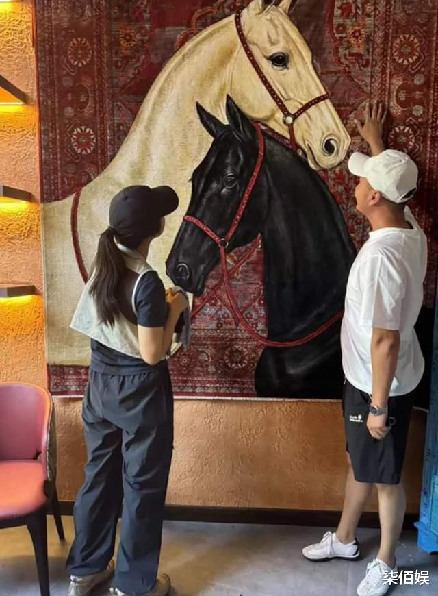 汤唯和金泰勇带女儿新疆过暑假，穿着普通仍很养眼，素颜不像46岁