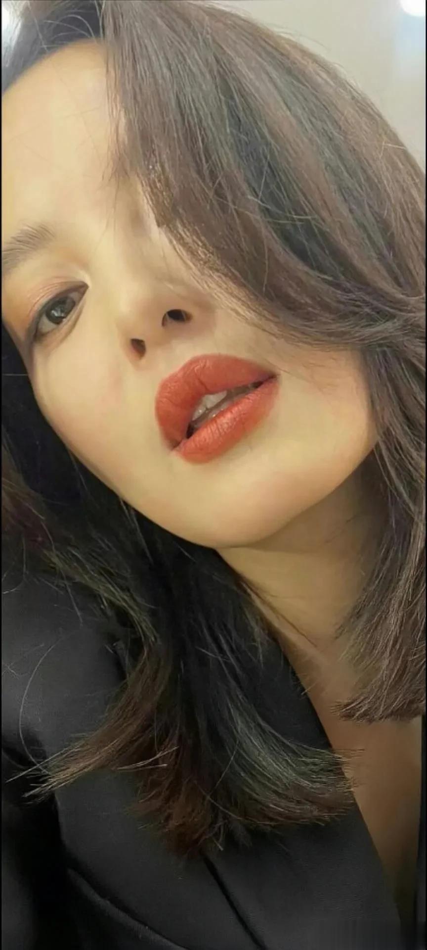 辛芷蕾脸部高清脸图， 柔发飒颜，红唇凝冷艳！