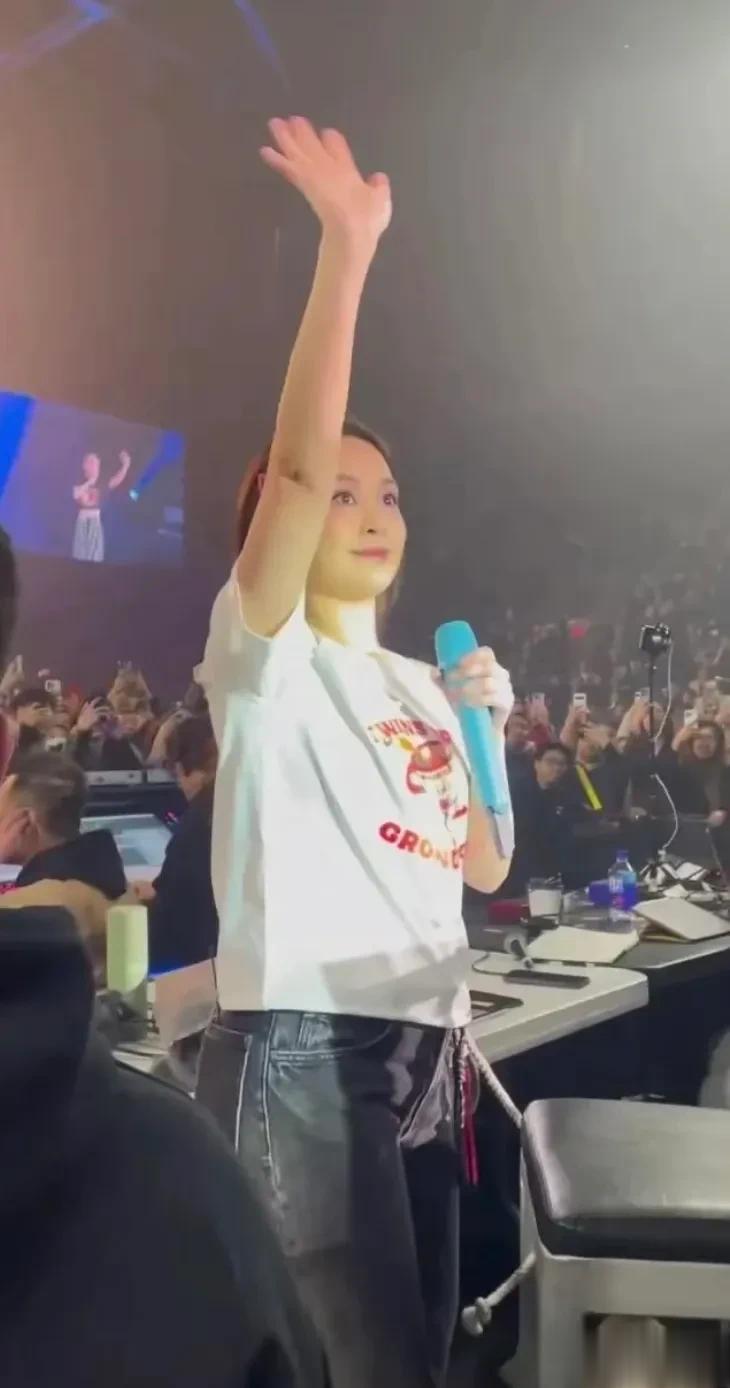 阿娇本人太幻灭真人又矮又胖肩宽背厚脖子短胳膊和腿都粗还没有腰