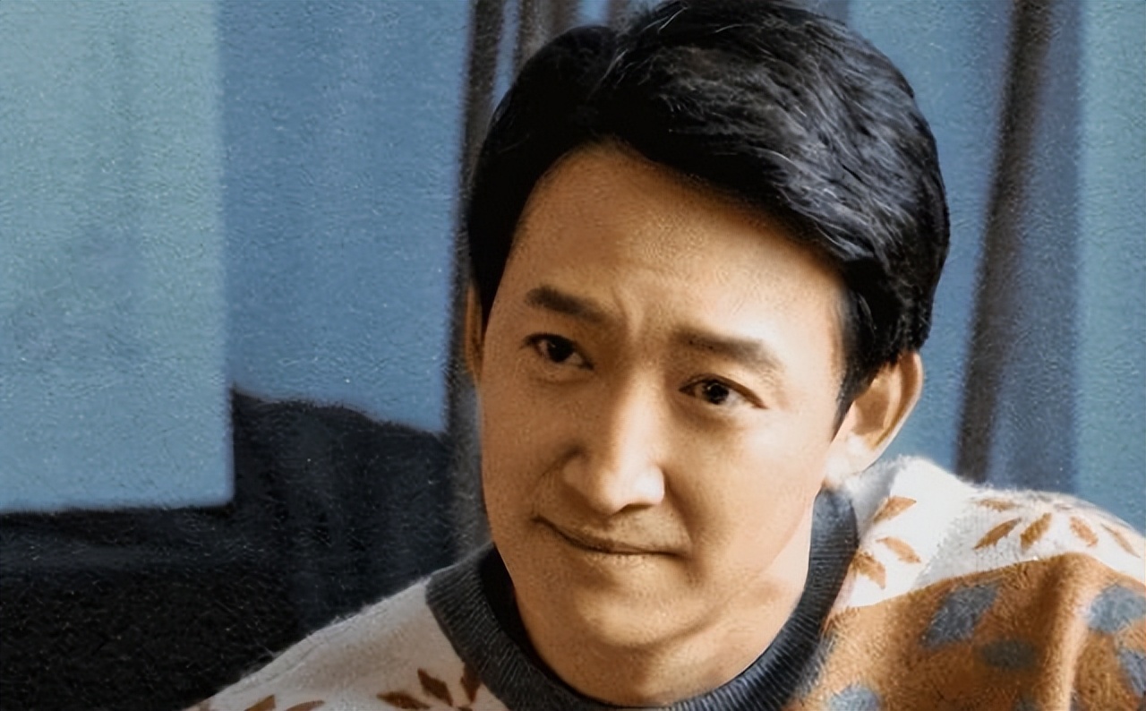 和蒋欣相恋多年，他转身娶了小4岁娇妻，如今妻子和他红透半边天