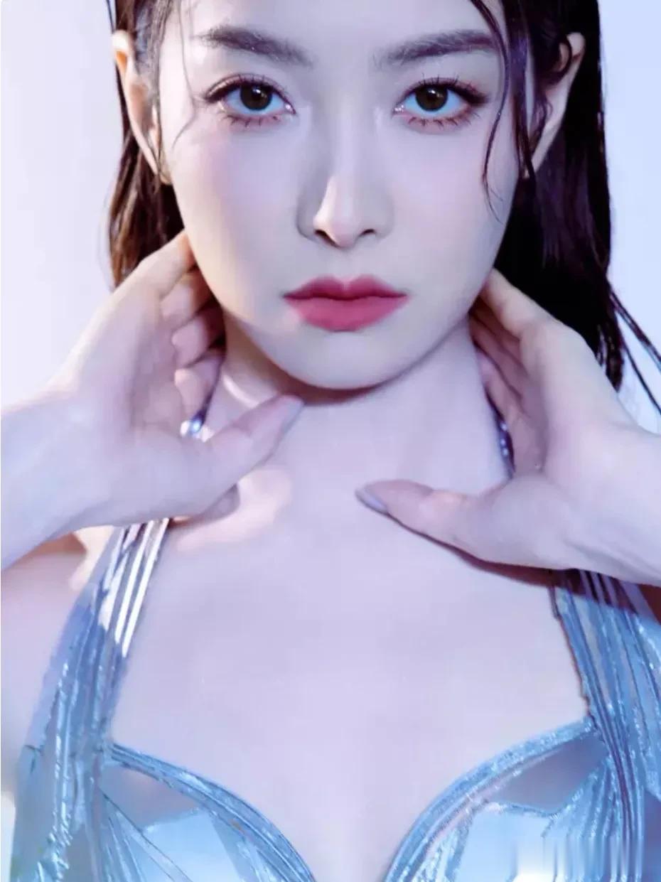 宋茜蓝裙扮机械姬，凌厉眼神显未来感