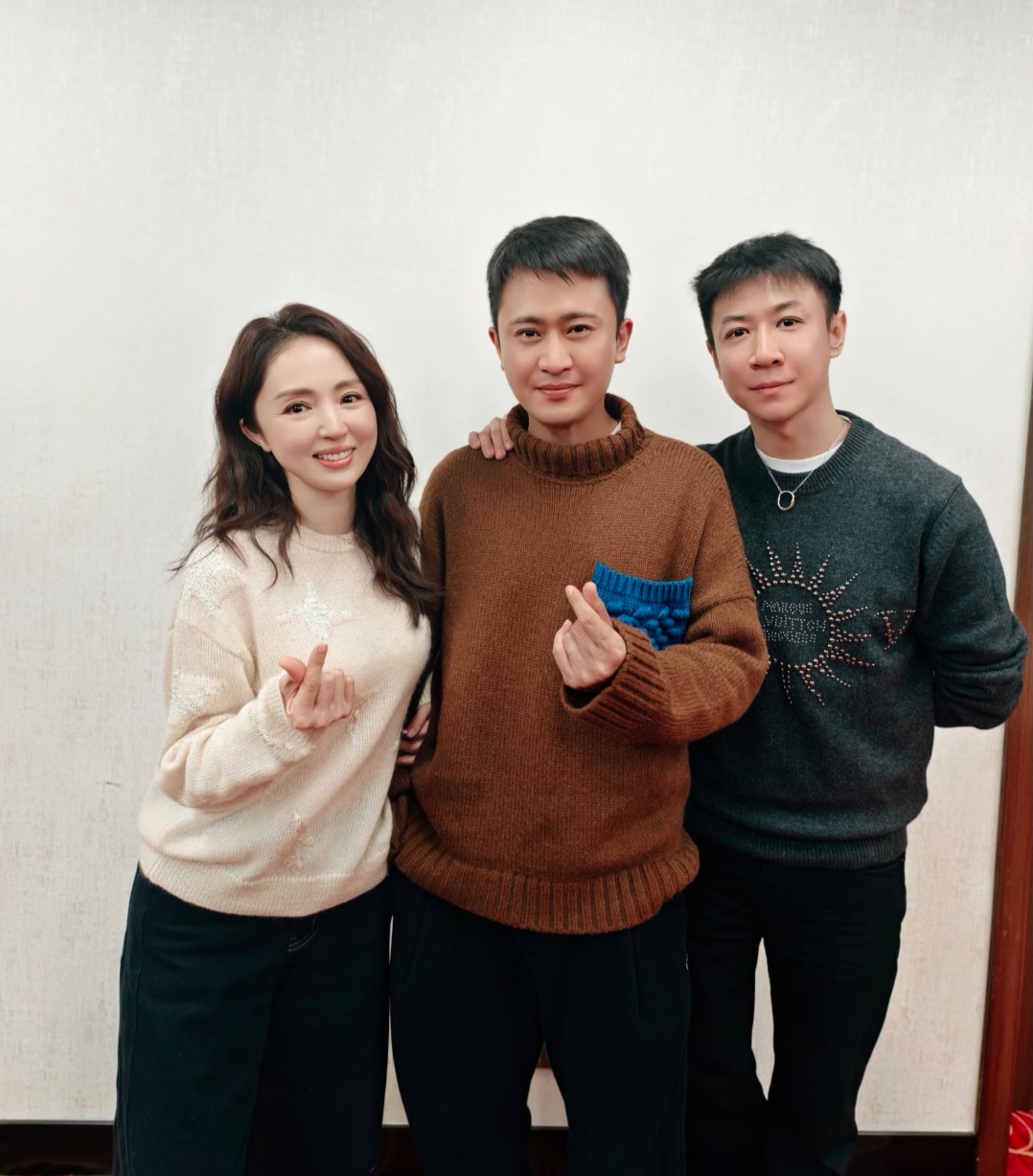 友人晒与董璇张维伊聚餐照，姜潮麦迪娜夫妇、主持人杨帆也来了