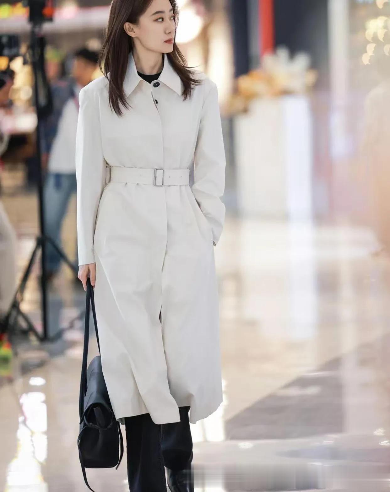 张小斐的气质真是出挑!穿白色风衣+黑色打底衫+直筒裤 简约又高级