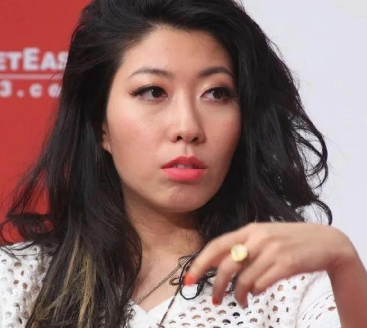 母亲入狱8年，她在国外住豪宅健身游玩，恋富豪，曲婉婷不无辜