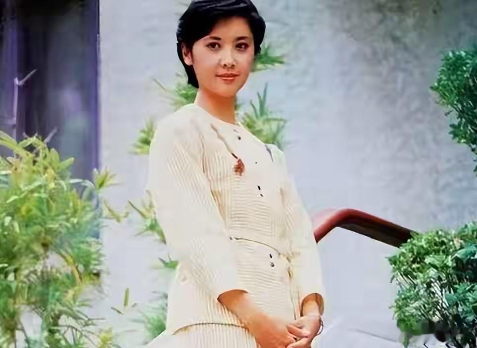 朱琳:嫁给圈外丈夫,结婚42年无儿无女,如今她还好吗?