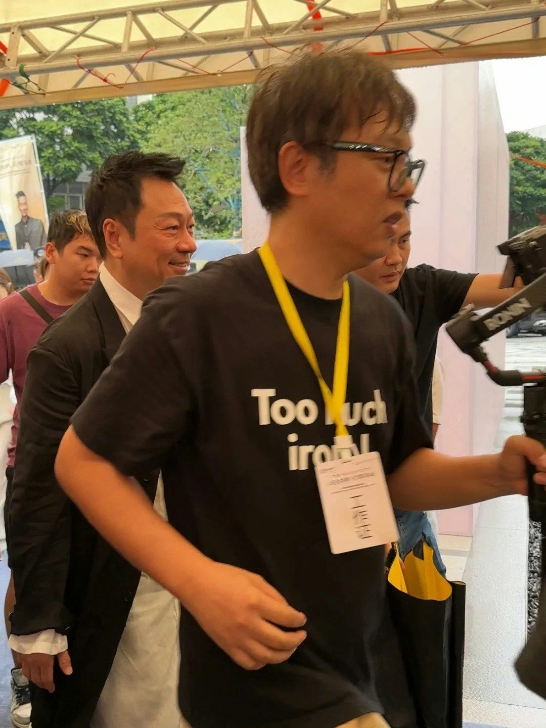 TVB视帝中山出席活动 十人撑伞护送显排场