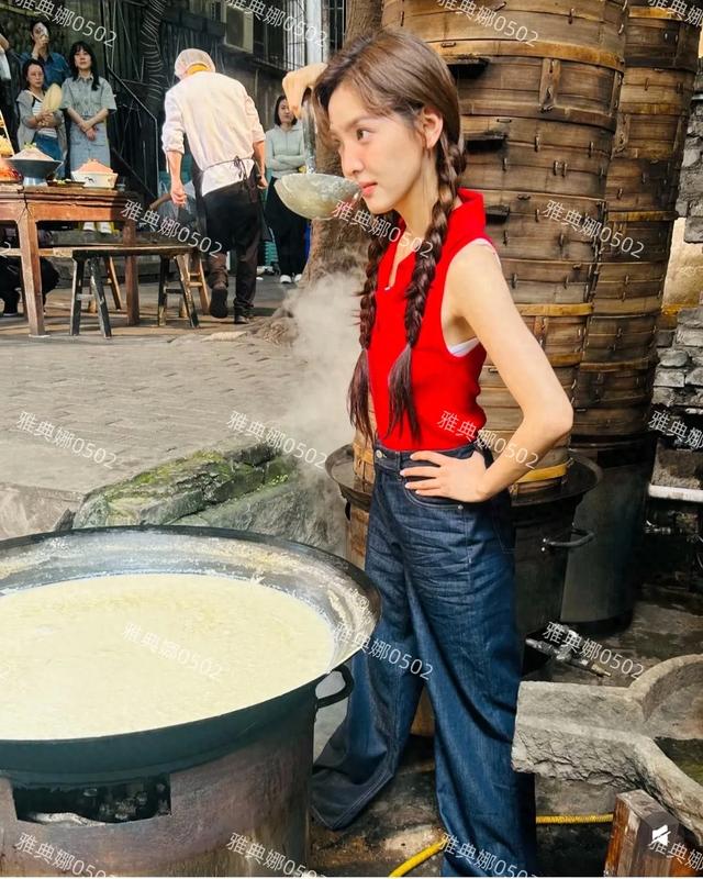 现在的女明星真的都太瘦了，章若楠本人好薄一片，她脸都没大勺大