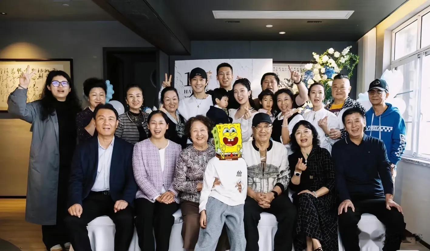 黄晓明杨颖带儿子游玩!给前妻拎包很顺手,小海绵明显跟妈妈亲近