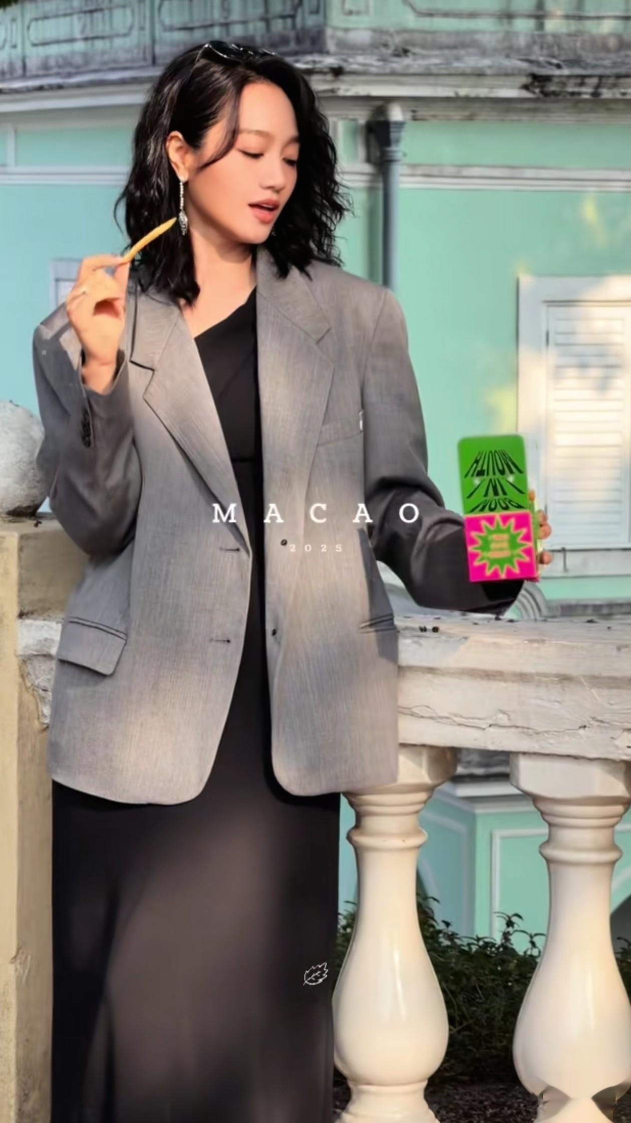 44岁朱丹街头穿搭:齐肩发+西装+黑裙,侧脸绝了,美出了新高度