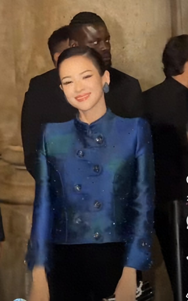 章子怡亮相米兰时装周,蓝色渐变刺绣外套搭盘发,美出新高度