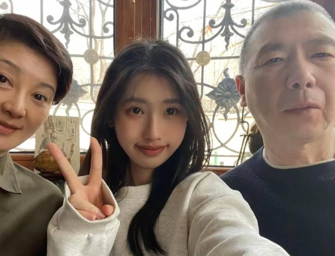 被王志文赶出门,嫁给冯小刚不生育,如今再看,她的窝囊才是清醒