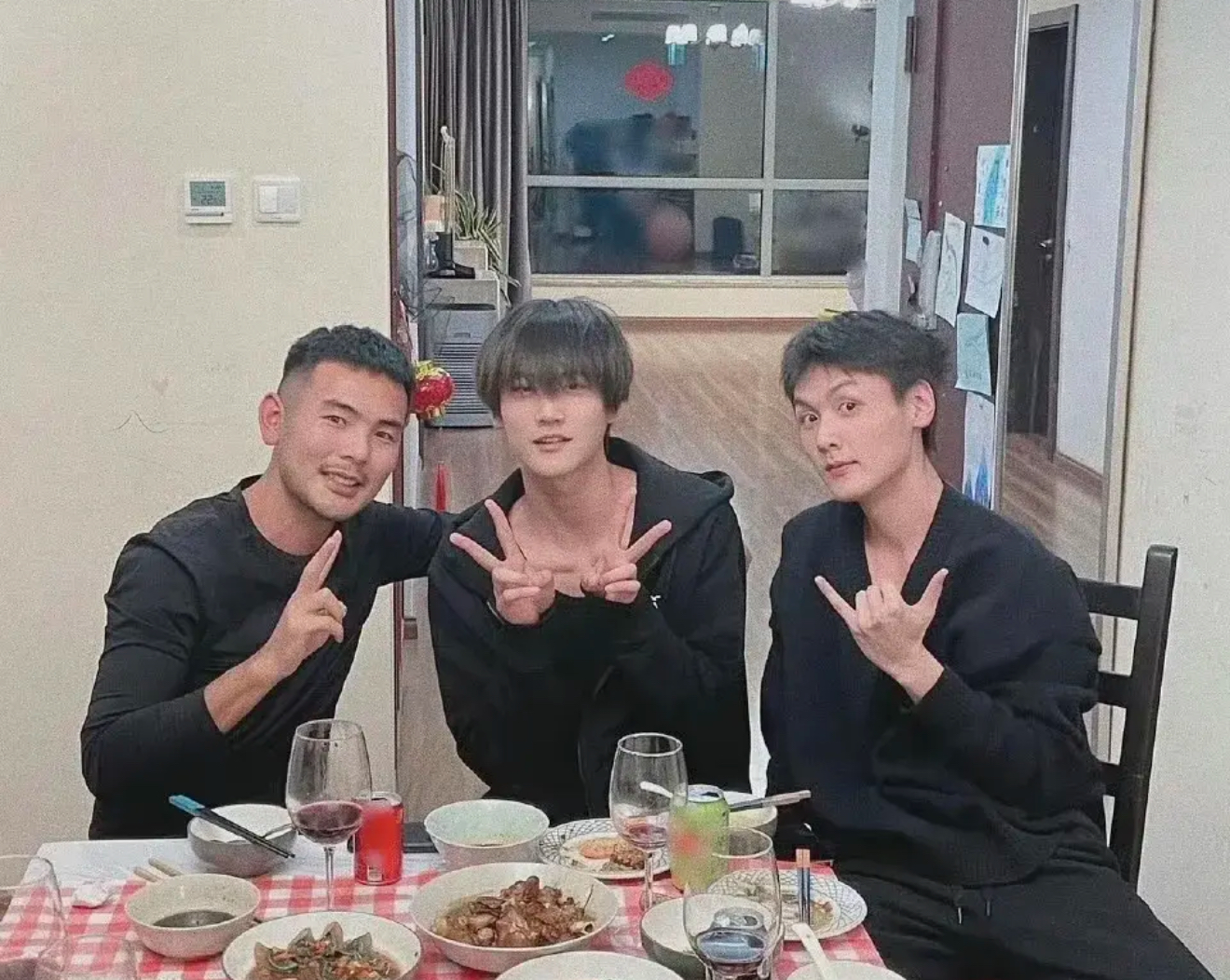 原来他们是亲兄弟，哥哥演短剧霸总，弟弟演长剧男主，颜值差别大